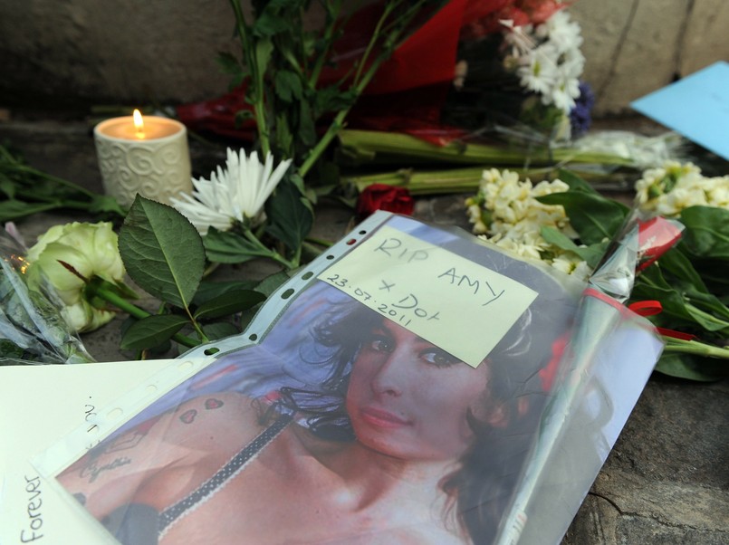 Fani składają kwiaty pod domem Amy Winehouse