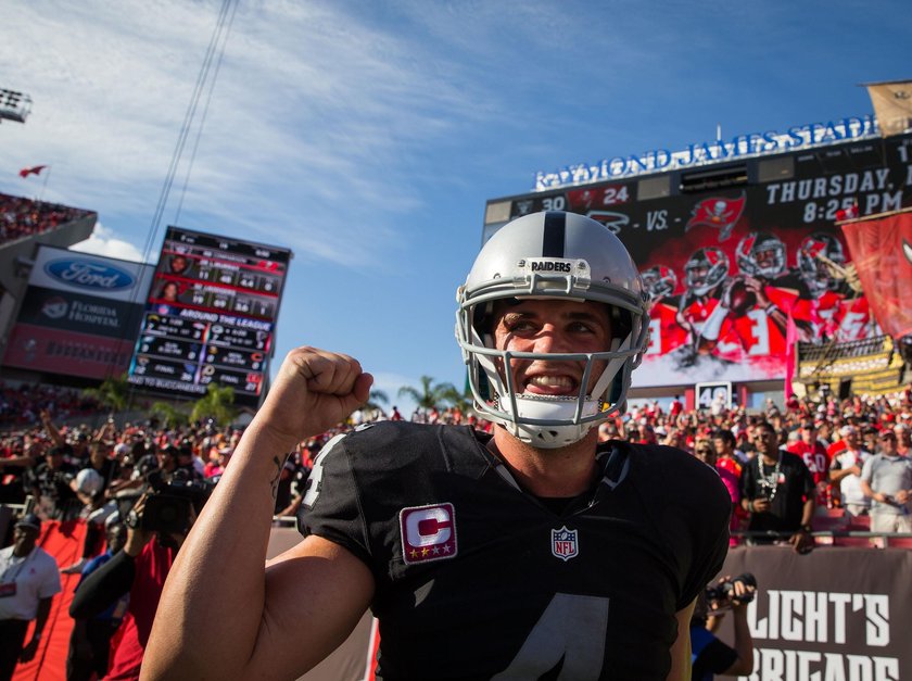 Derek Carr podpisał kontrakt życia