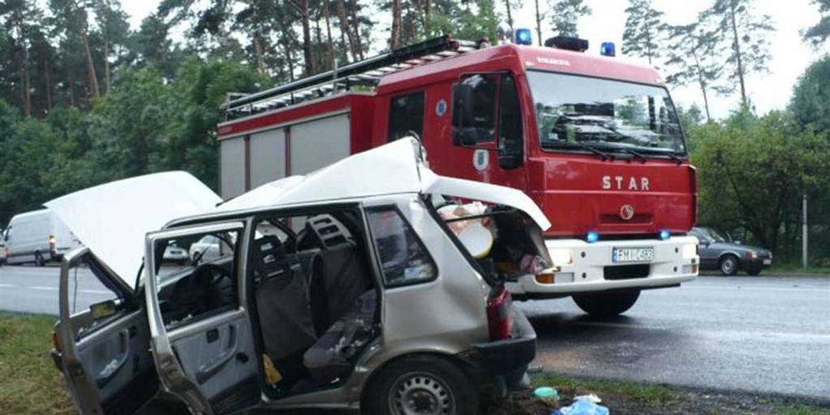 Fiat był tak zmiażdżony, że strażacy musieli rozcinać karoserię