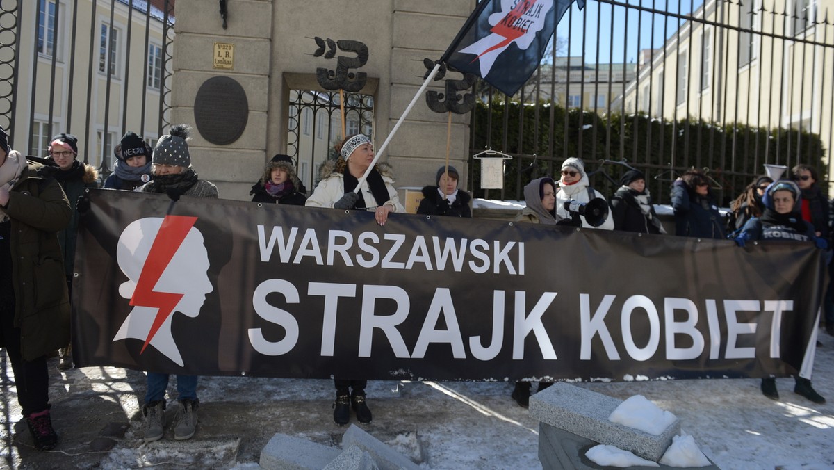 Pod hasłem "Słowo na Niedzielę", przed siedzibami rzymskokatolickich kurii w kilku miastach w Polsce protestowano przeciwko zmianom przepisów dot. aborcji oraz zaangażowaniu w tę sprawę Kościoła katolickiego. Manifestujący przynieśli ze sobą wieszaki - symbol sprzeciwu wobec zmian.