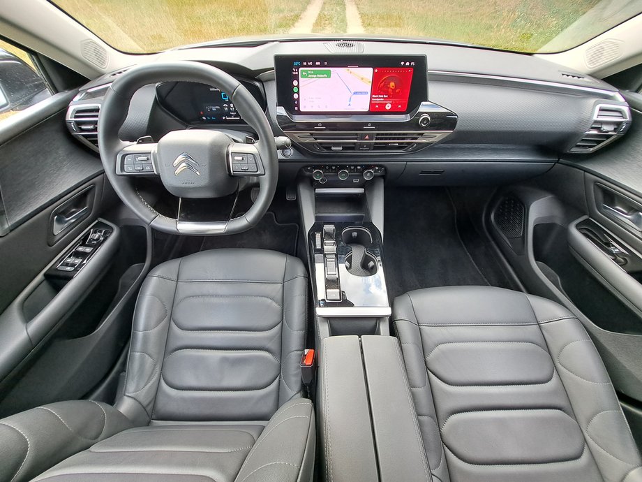 Citroen C5 X ma nowoczesny, ładny kokpit, który łączy nowe technologie z analogowymi rozwiązaniami. 