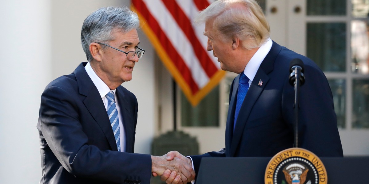 Jerome Powell i Donald Trump podczas nominacji tego pierwszego na szefa Fed