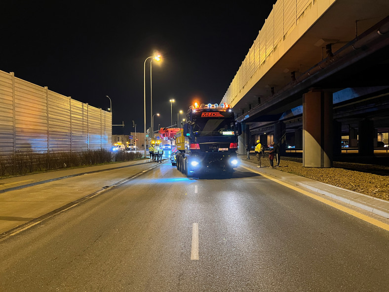 Transport gigantycznej maszyny TBM w Warszawie