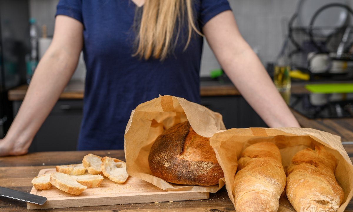 Gdzie wyrzucić torebkę po pieczywie z przezroczystym okienkiem? Niby proste, a robimy błąd