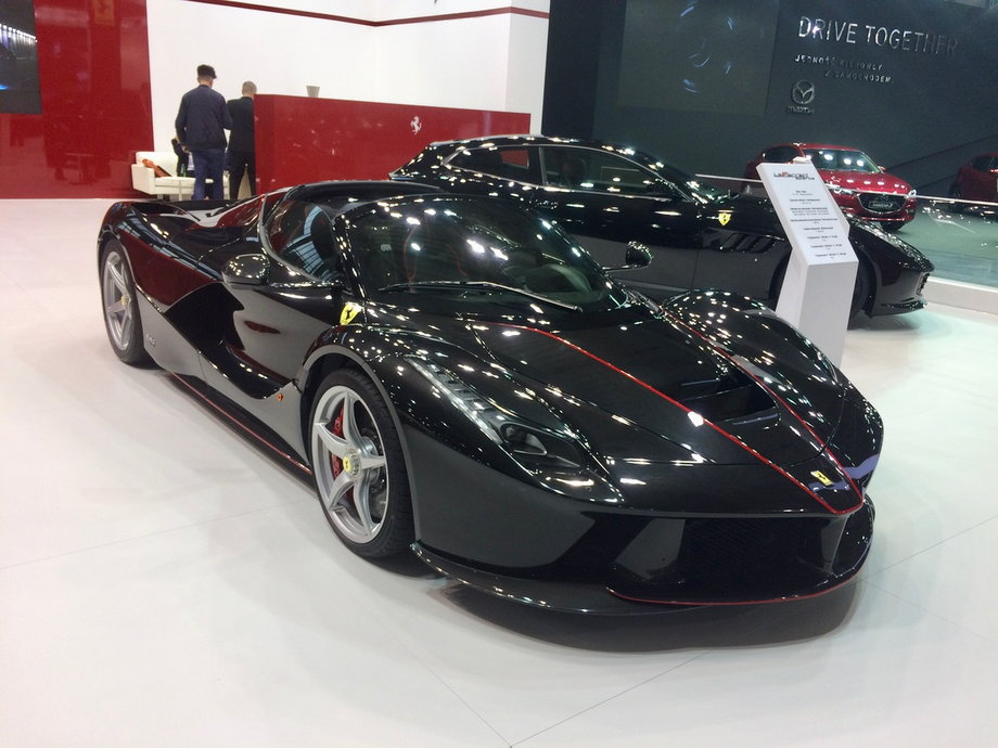 Na stoisku Ferrari można podziwiać m.in. model Apperta i specjalne samochody stworzone na 70-lecie marki przypadające w 2017 roku
