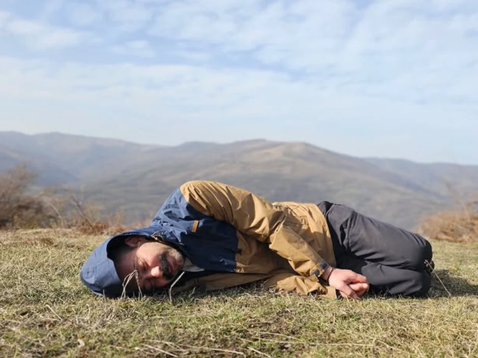 Milan Vasić sklupčan leži na podu