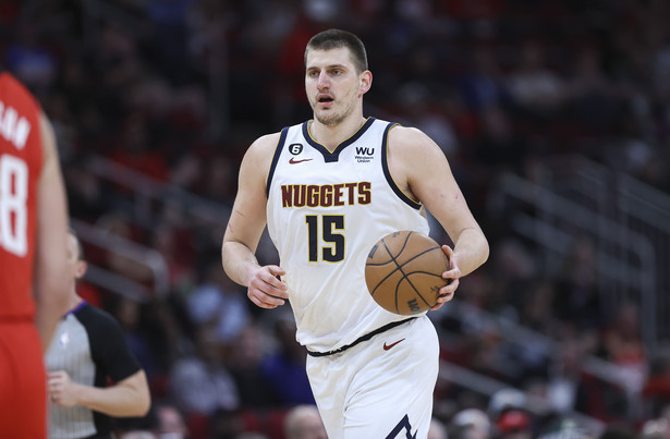 Feb 28, 2023; Houston, Texas, USA; Denver Nuggets center Nikola Jokic (15) brings the ball up the court during the third quarter against the Houston Rockets at Toyota Center. Mandatory Credit: Troy Taormina-USA TODAY Sports/Sipa USA KOSZYKOWKA NBA FOT. SIPAUSA/NEWSPIX.PL POLAND ONLY! --- Newspix.pl *** Local Caption *** www.newspix.pl mail us: zamowienia@newspix.pl --- Polish Picture Agency by Ringier Axel Springer Poland