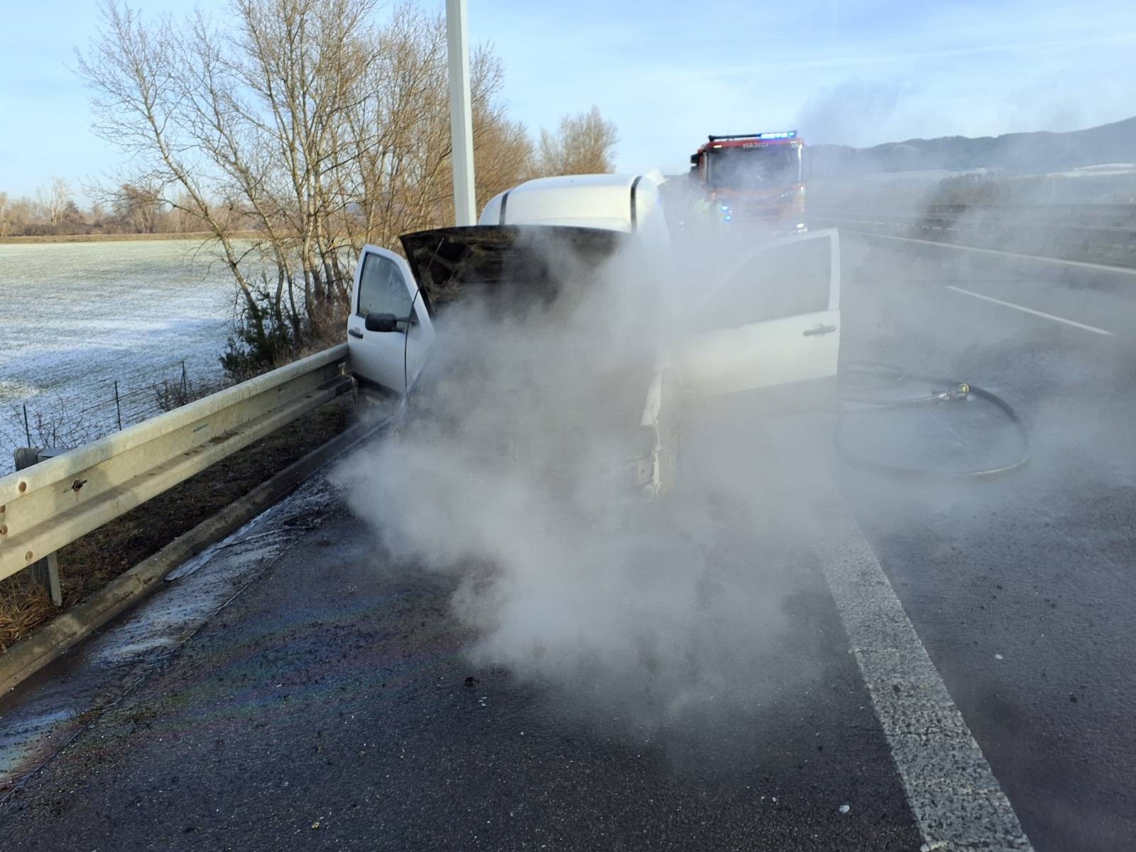 Na diaľnici D1 pri Hornej Strede horel osobný automobil. 