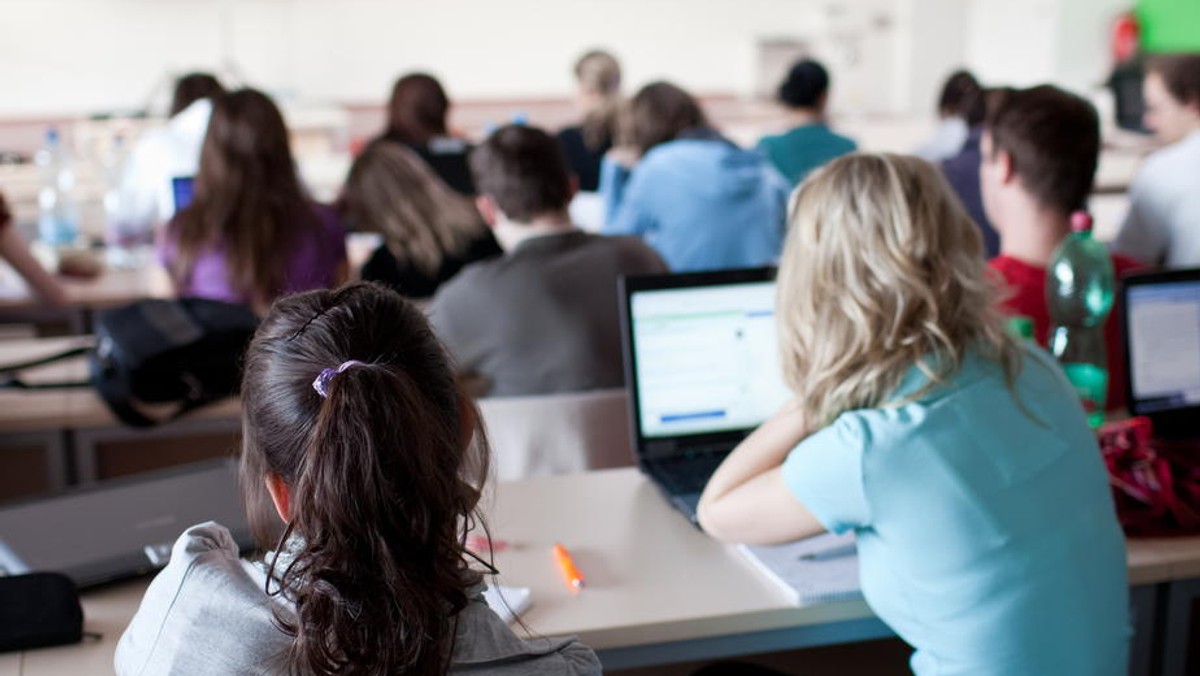 W tym roku akademickim w Polsce przyjęto na studia o 90 tys. studentów mniej niż w roku ubiegłym - wynika ze wstępnych wyników rekrutacji przedstawionych w środę dziennikarzom przez minister nauki i szkolnictwa wyższego Barbarę Kudrycką.