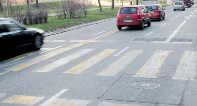 Nieodpowiedzialnie wyprzedzał na przejściu dla pieszych. Teraz może "poszczycić się" mandatem