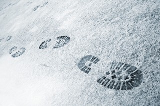 Nieodśnieżony, śliski chodnik może nas sporo kosztować