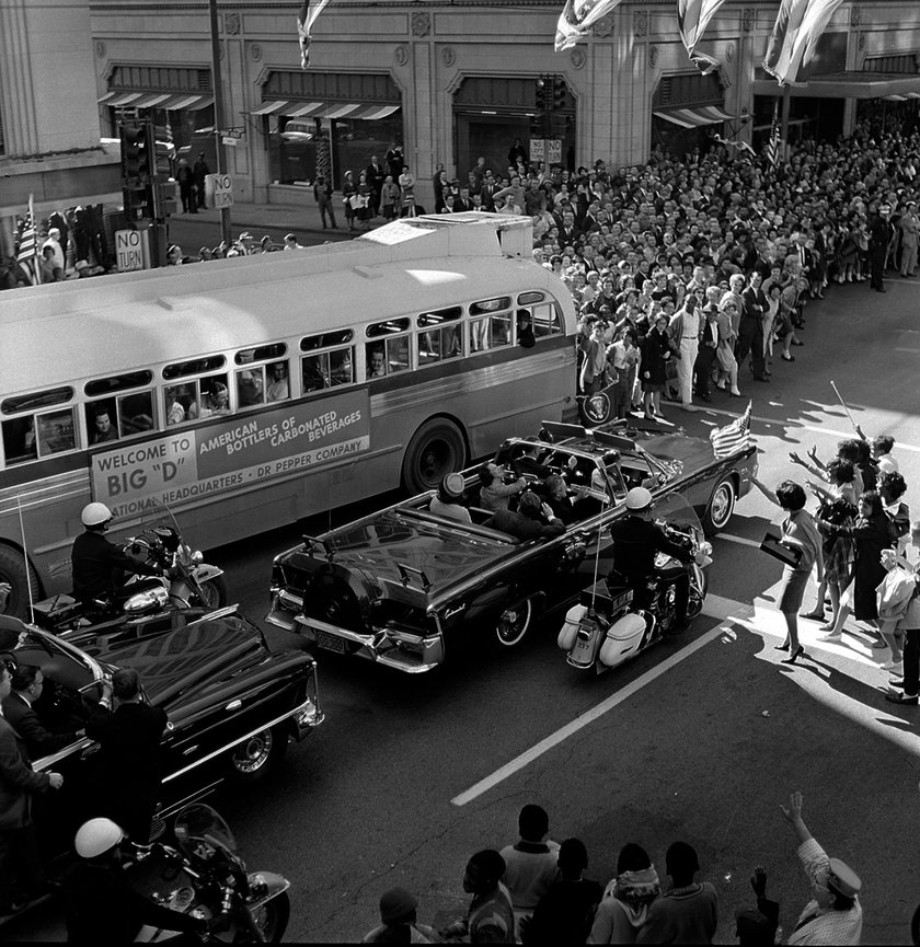 John F. Kennedy i jego żona przejeżdżają przez Dallas