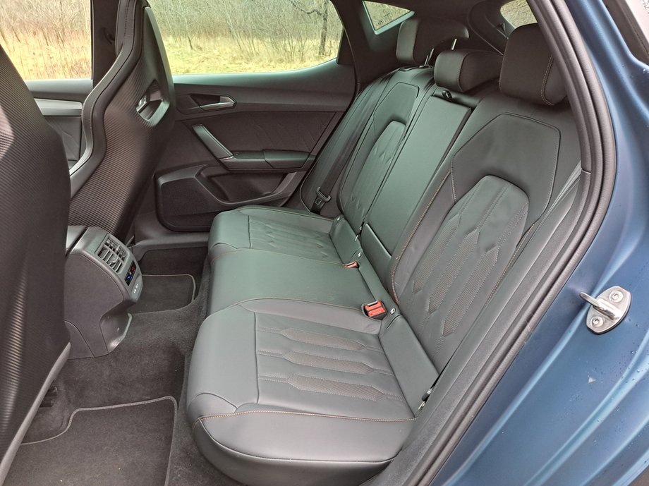 Cupra Leon VZ - the rear seat is no longer shown as the front seats.  It is comfortable to stay and there is a lot of space.