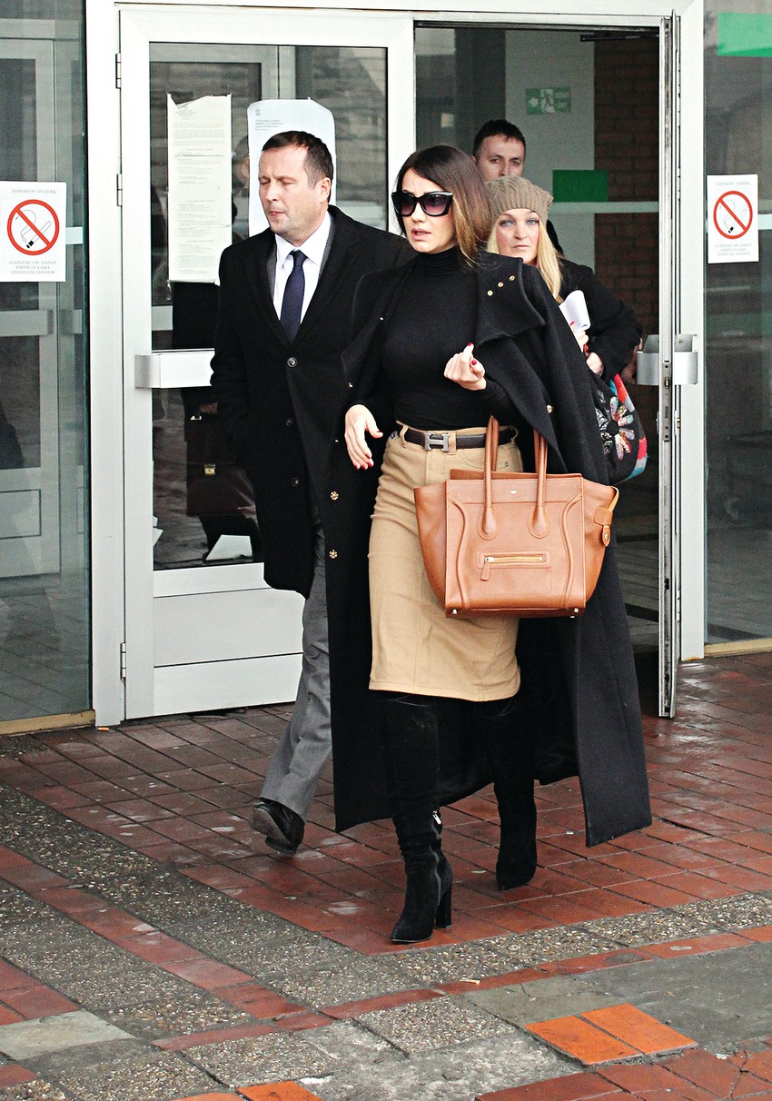 Ivana Stamenković Sindi dolazi na suđenje u pratnji advokata