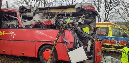 Wypadek szkolnego autobusu. Kierowca uderzył w drzewo