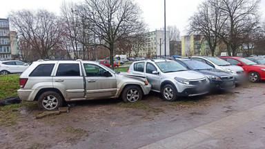 Kierowca zasłabł za kierownicą. Auto jechało dalej [NAGRANIE]