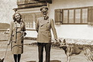 Eva Braun z terierem szkockim Katuschką i Adolf Hitler z owczarkiem Blondi. Zdjęcie z albumu Evy Braun, 1942 r.