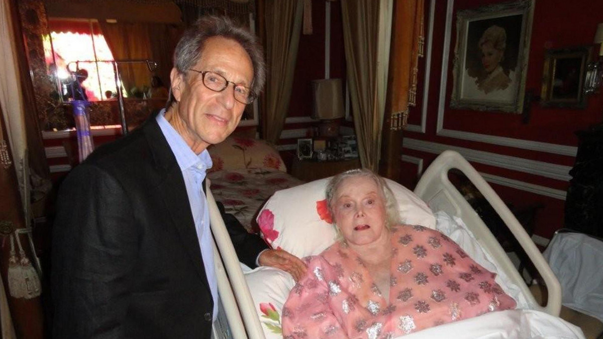 94-letnia legenda Hollywood Zsa Zsa Gabor w sobotę wieczorem straciła przytomność i została odwieziona do kliniki w Los Angeles - informuje portal Tmz.com. Jej mąż, książę Frederic von Anhalt powiedział m.in., że miała ona wysoką gorączkę.
