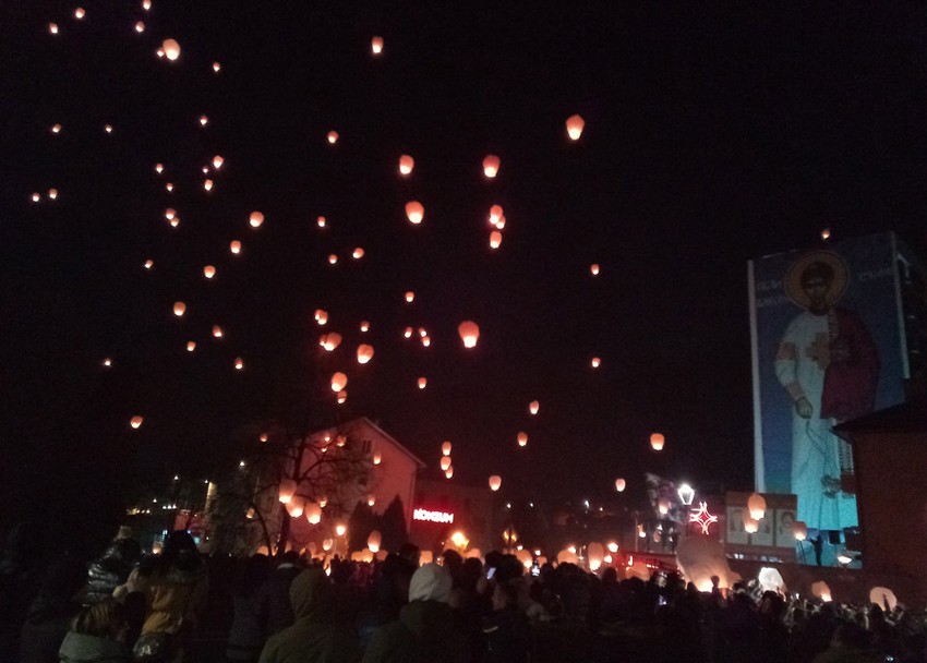 Puštanje papirnih lampiona u vazduh