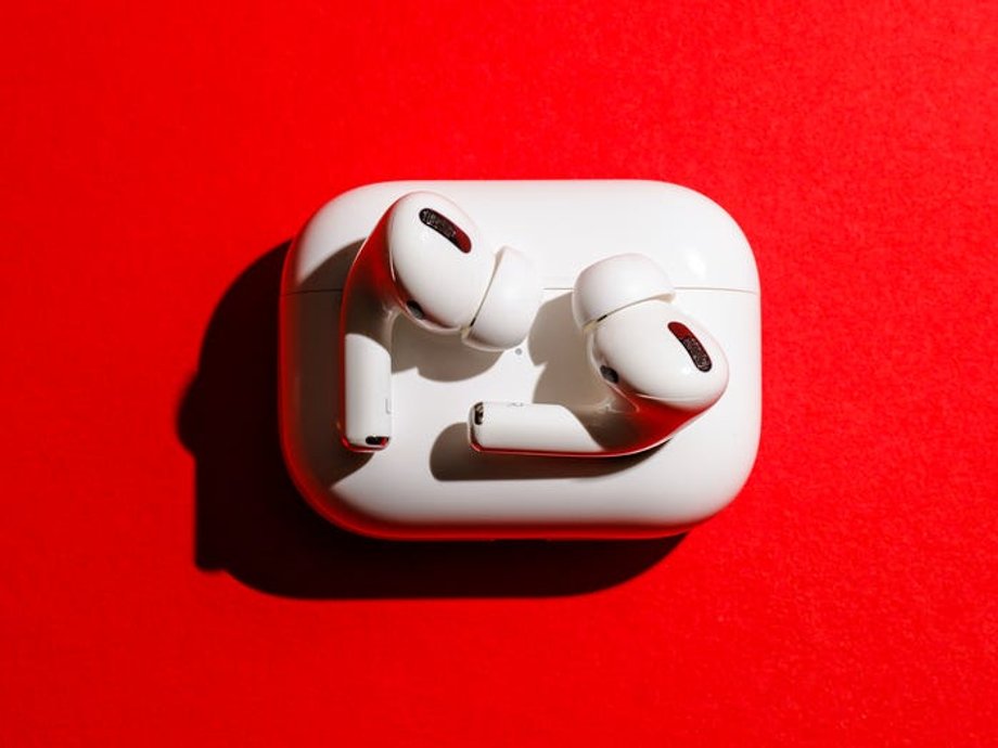 Opierając się na podstawowej wersji AirPods, nowe Apple AirPods Pro oferują znaczny wzrost jakości dźwięku oraz przydatną funkcję redukcji szumów.