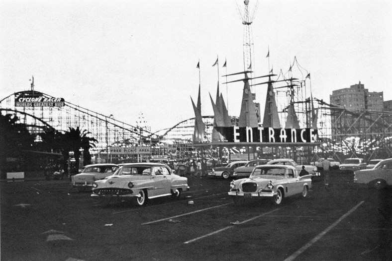 Wejście do parku rozrywki The Pike, 1960 r.