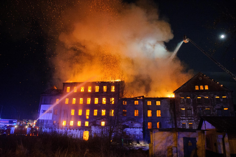 Pożar zabytkowego młyna Szancera w centrum Tarnowa mógł być dziełem podpalacza. Zdaniem strażaków wskazuje na to bardzo szybkie rozprzestrzenianie się ognia, który prawdopodobnie pojawił się w kilku miejscach jednocześnie.