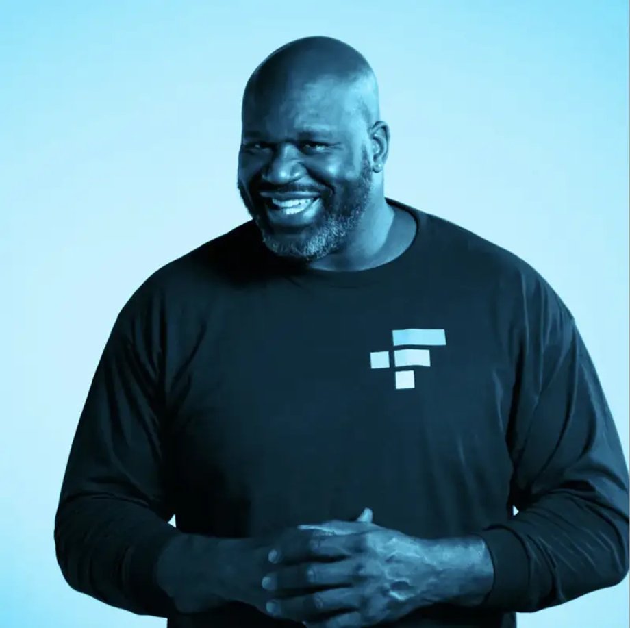 Shaq w koszulce FTX. 