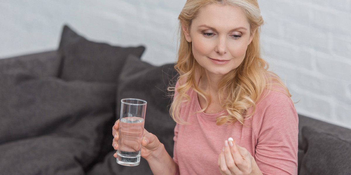 Leczenie niedoczynności tarczycy polega na regularnym przyjmowania tabletki hormonu najlepiej o tej samej porze dnia, na czczo. Tylko co ze śniadaniem i kawą?