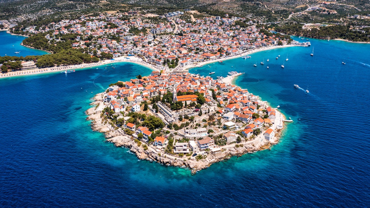 Šibenik – chorvátske mesto na pobreží Dalmácie vás očarí krásnym tyrkysovým morom, malebnosťou, ale aj príjemnými cenami (ilustračné foto).