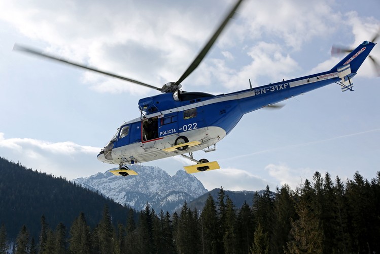 Policyjny śmigłowiec wyrusza na akcję poszukiwawczą w rejon Doliny Pięciu Stawów