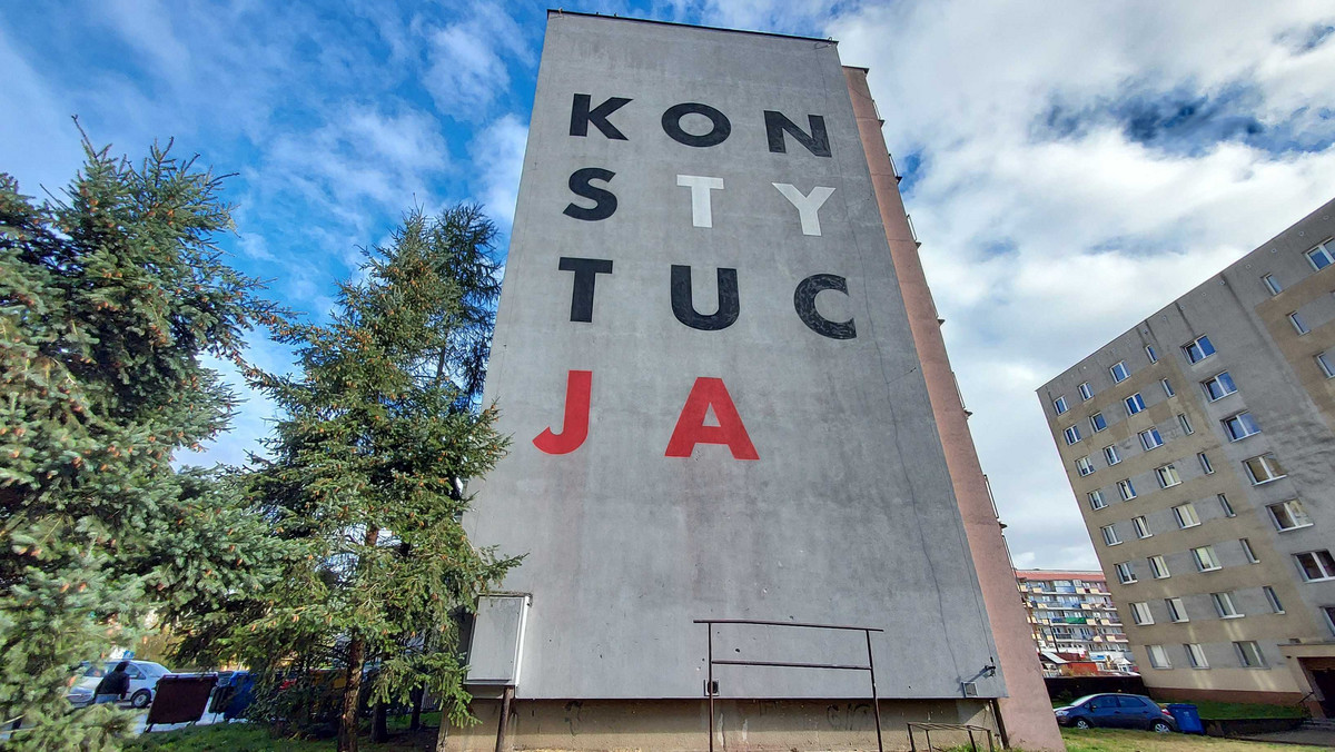 Mural z "Konstytucją" podzielił mieszkańców Białegostoku. Miasto odwołało odsłonięcie