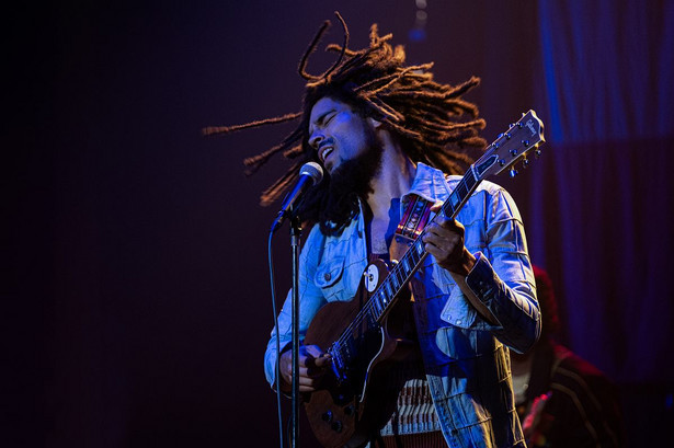 Kingsley Ben-Adir jako Bob Marley w filmie "Bob Marley: One Love"