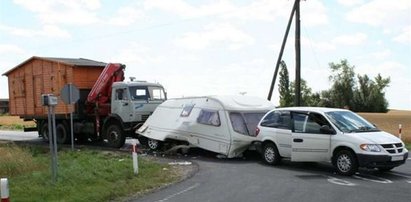 Ale wypadek! BMW wjechało do przyczepy kempingowej! FOTO