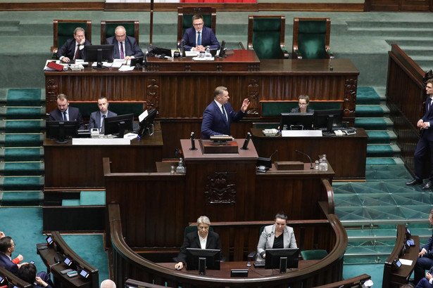 Marszałek Sejmu Szymon Hołownia oraz minister edukacji i nauki Przemysław Czarnek (C) na sali obrad Sejmu w Warszawie, 14 bm.