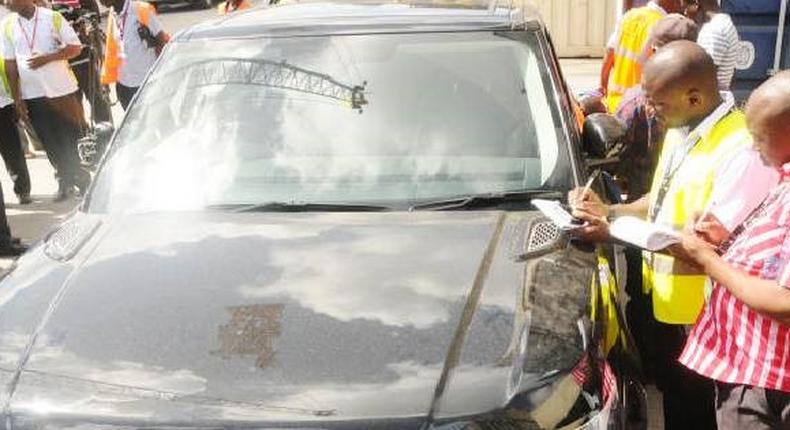 File image of KRA officials inspecting a vehicle. Kiambu ministers' official cars withdrawn by deputy governor James Nyoro over alleged involvement in politics instead of development