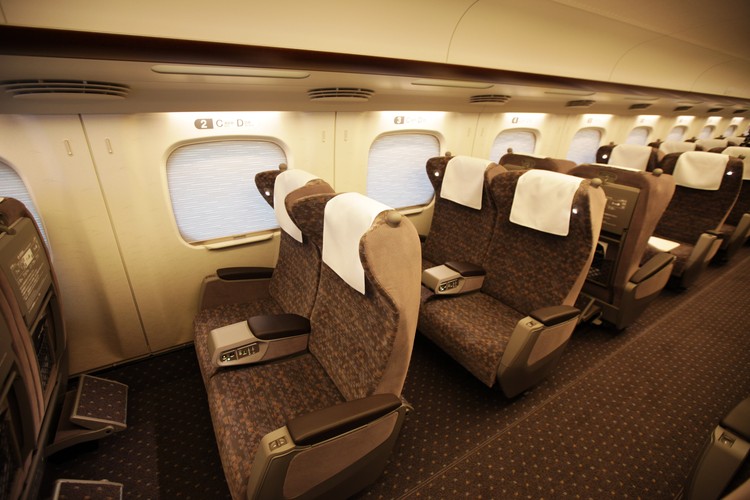 Szybko okazało się, że nowo otwarta linia cieszy się niezwykłą popularnością, a w ciągu trzech lat liczba przewiezionych pasażerów przekroczyła 100 mln. W 1976 roku koleje przewiozły już ponad 1 mld osób. Pierwsza generacja pociągów, wzorowanych w swojej stylistyce na samolocie Douglas DC-8, wyszła z eksploatacji dopiero w 2008 roku.