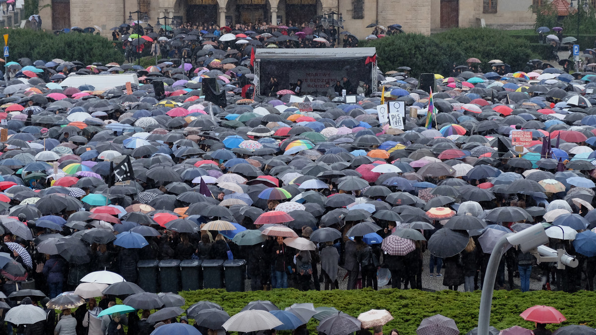 Policja prowadzi czynności związane z wczorajszymi zamieszkami przed biurem PiS w Poznaniu. Trzy zatrzymane osoby wciąż są na komisariacie. Według szefa MSWiA Mariusza Błaszczaka, są związane ze środowiskiem anarchistycznym i prawdopodobnie usłyszą zarzuty o napaść na policjantów.