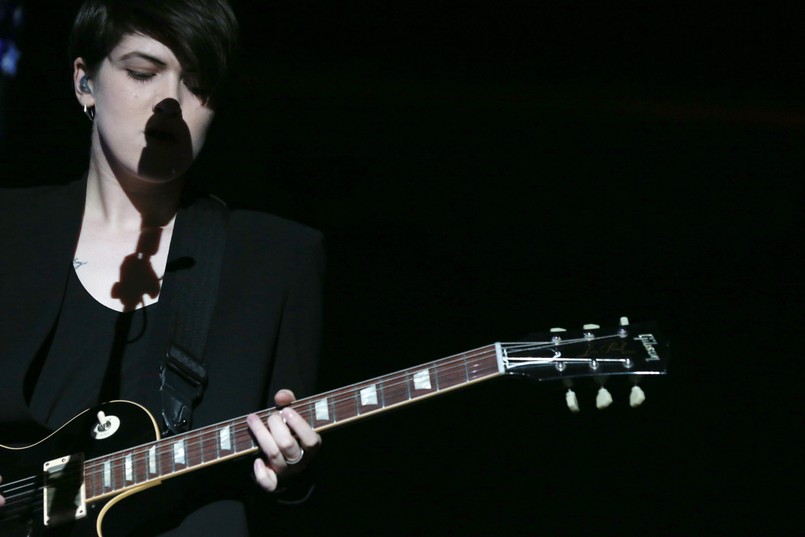 The xx to dziś jedna z najbardziej cenionych formacji alternatywnych. Romy, Oliver i Jamie zadebiutowali w 2009 roku doskonale przyjętym, imiennym albumem. Zgarnęli czołowe miejsca na listach podsumowujących rok w muzyce i zostali laureatami Mercury Music Prize