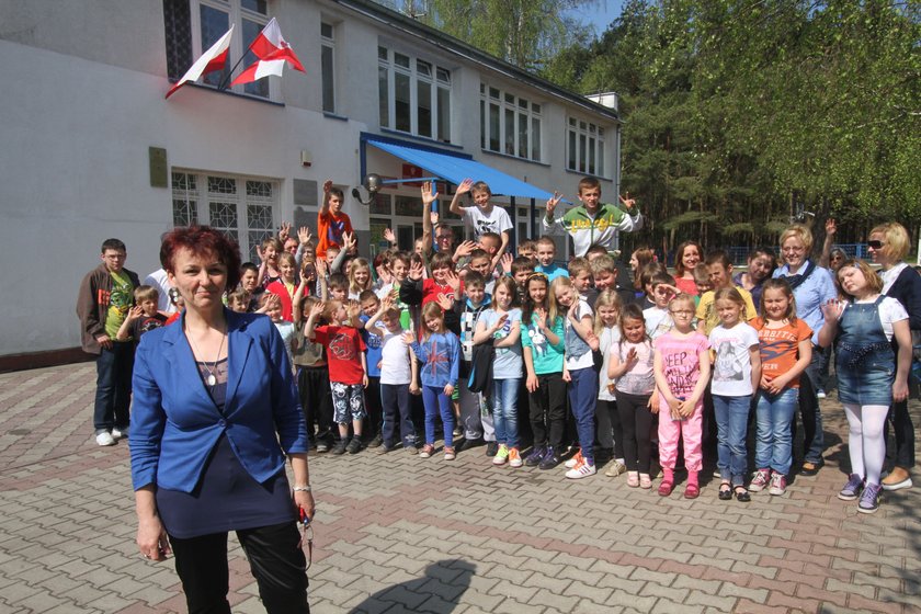 Uczniowie szkoły w Dąbkach przed budynkiem