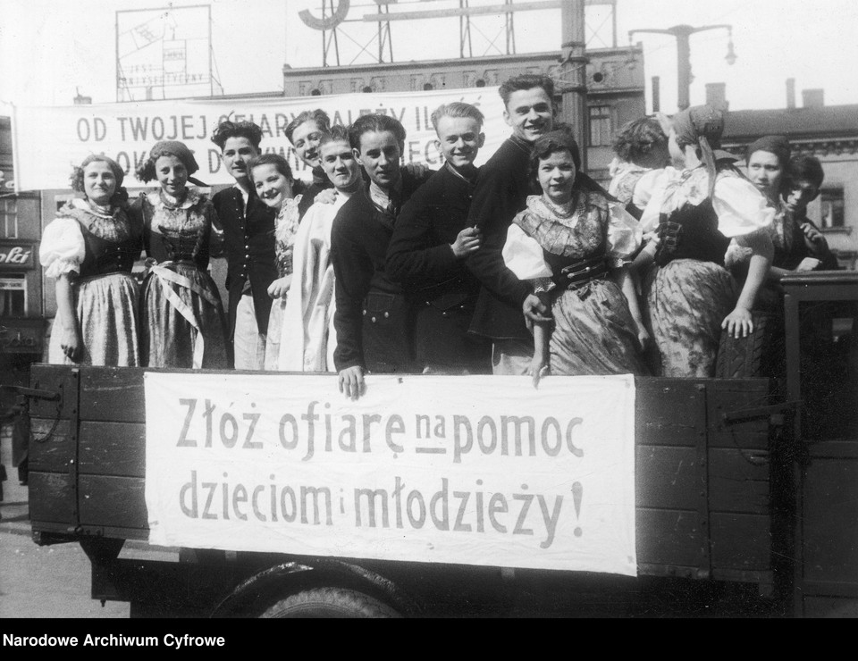 Zbiórka pieniędzy na dar wielkanocny dla dzieci bezrobotnych w Katowicach, 1938 r.