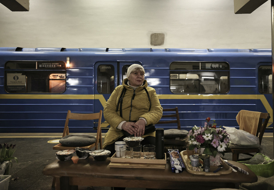 Jak wygląda życie w stacjach kijowskiego metra, które zostały przerobione na schrony