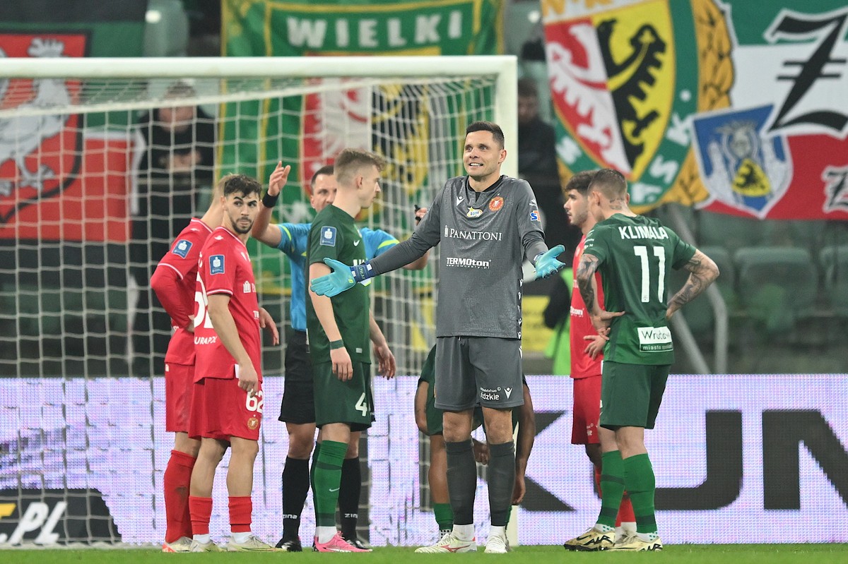Bramkarz Widzewa Łódż Rafał Gikiewicz (C) w meczu 23. kolejki piłkarskiej Ekstraklasy ze Śląskiem Wrocław