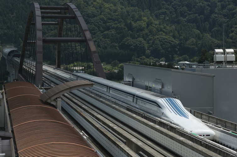 Podróż pociągami Maglev na 286-kilometrowym odcinku między Tokio a Nagoją będzie trwała jedynie 40 minut. Obecnie najkrótszy czas pokonania tego dystansu koleją to 95 minut.
