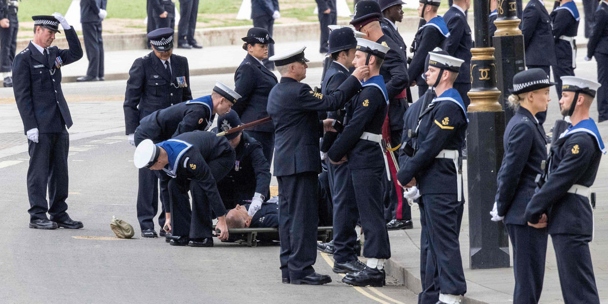 Funkcjonariusz policji zemdlał podczas służby w Londynie na pogrzebie królowej. 