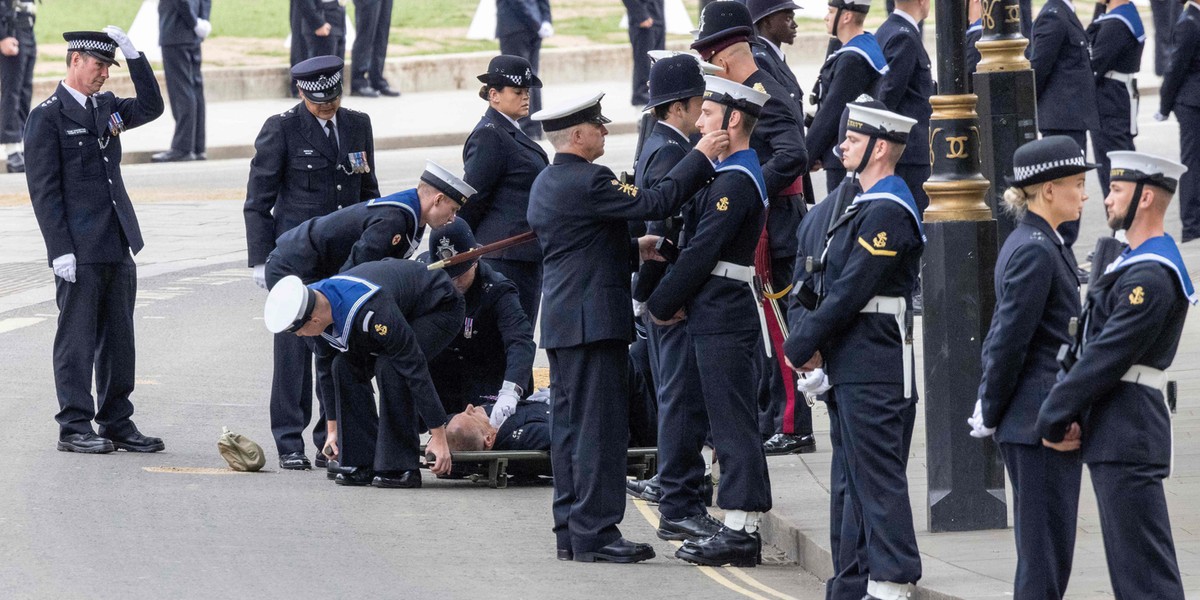 Funkcjonariusz policji zemdlał podczas służby w Londynie na pogrzebie królowej. 