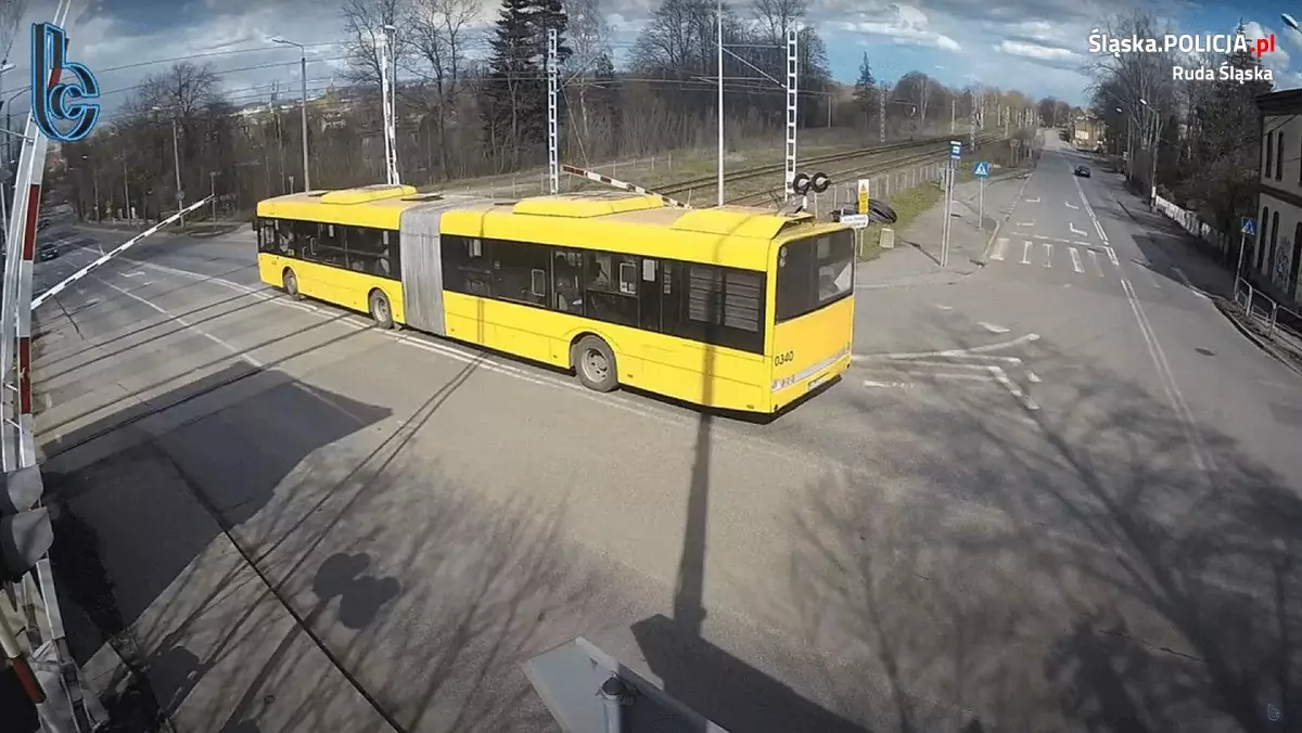 Autobusem miejskim wjechał na przejazd kolejowy