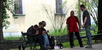 Prowokacja Faktu! Straż przyjechała, menele piją dalej