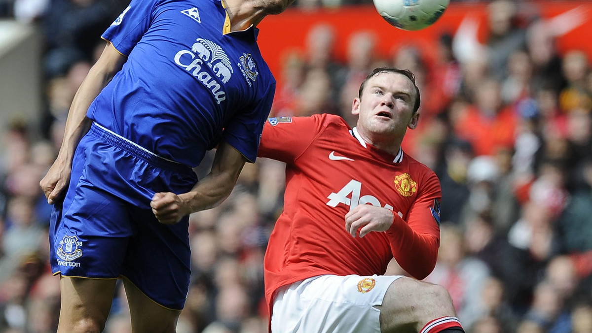 Manchester United zremisował z Evertonem 4:4 (1:1) w meczu 35. kolejki Premier League. Czerwone Diabły straciły cenne punkty, a ich potknięcie może wykorzystać Manchester City i zbliżyć się na trzy punkty do lidera.