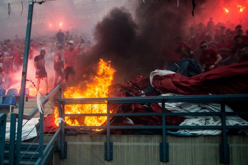 Co za głupota! Krakowscy chuligani podpalili stadion Wisły