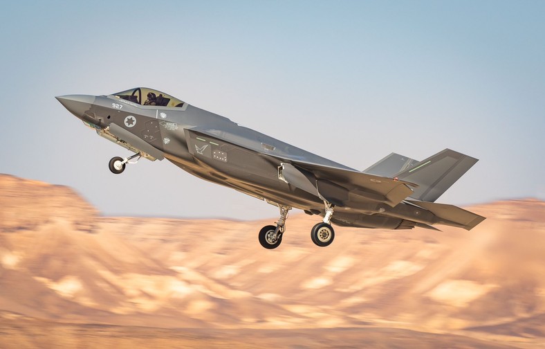 Izraelskie samoloty F-35I Adir różnicą się od innych F-35. Izraelczycy wywalczyli prawo do modyfikowania samolotu na własną rękę. To sprawiło, że zdaniem ekspertów, to najlepsze samoloty F-35 na świecie. To prawdopodobnie właśnie te samoloty zniszczyły baterie S-300.